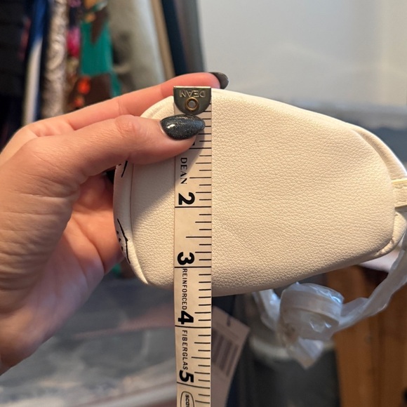 Vera Bradley Polar Bear Crossbody Bag White with Red Scarf New with Tags - Picture 9 of 10